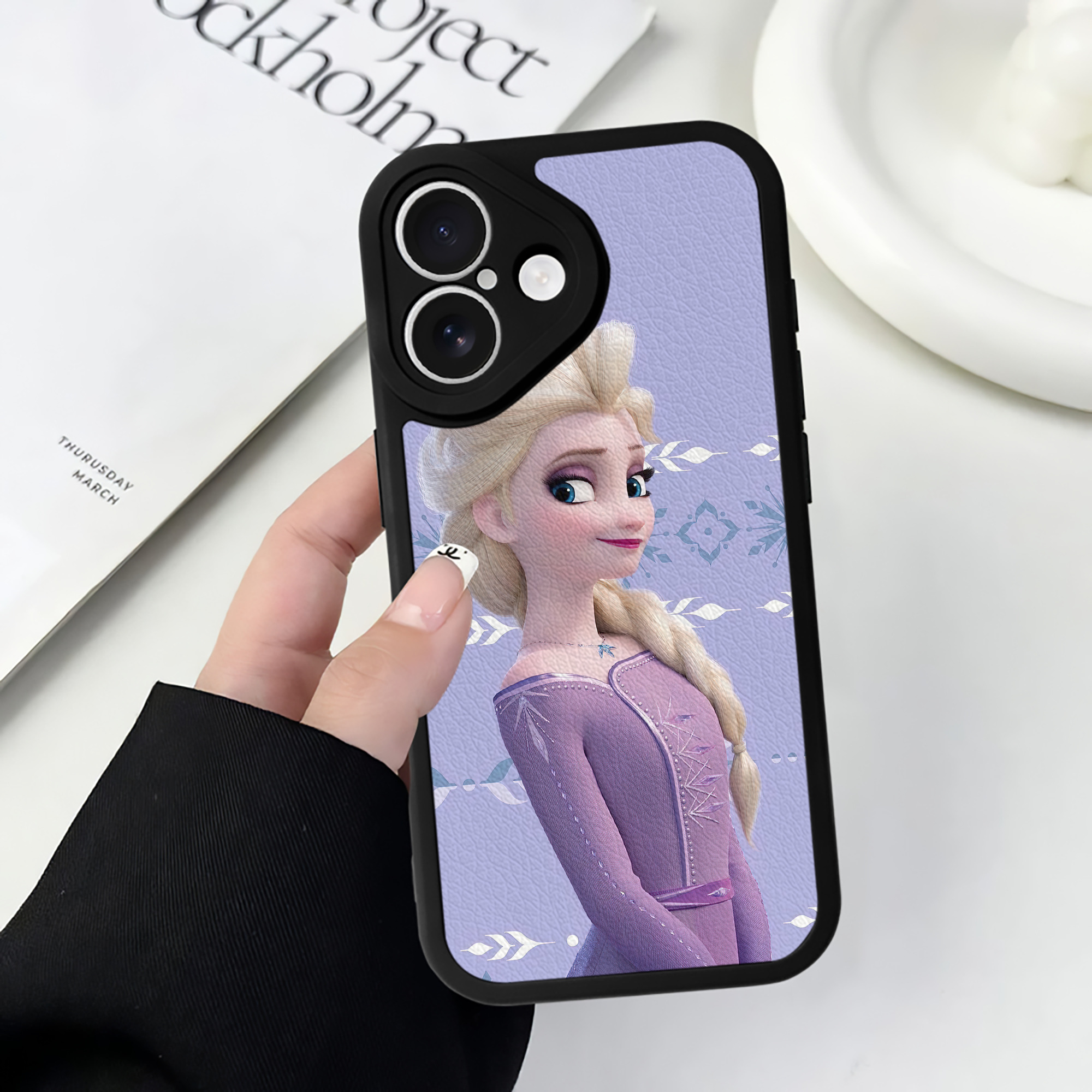 （画像用） アナと雪の女王 アンナ エルサ Frozen Anna Elsa 【iPhone 16シリーズ対応】シリコンスマホケース（レザー調） 材質：シリコン